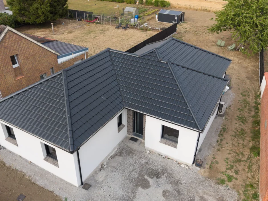 Vue aérienne de la maison de plain-pied en L à Beuvry