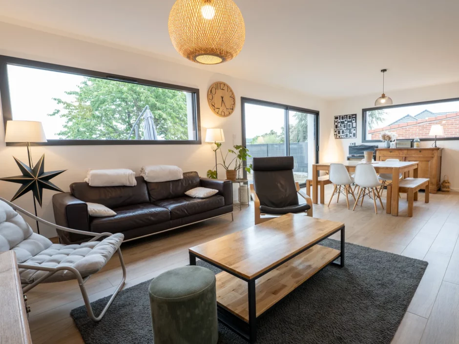Séjour de 47 m² ouvert sur le coin repas et la cuisine