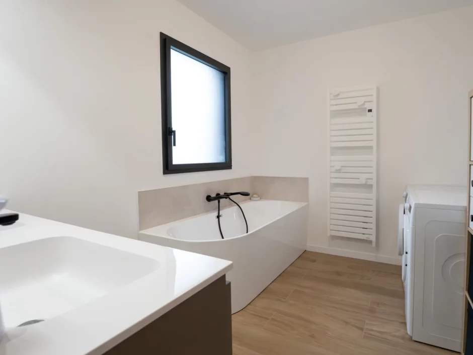 Salle de bains avec baignoire