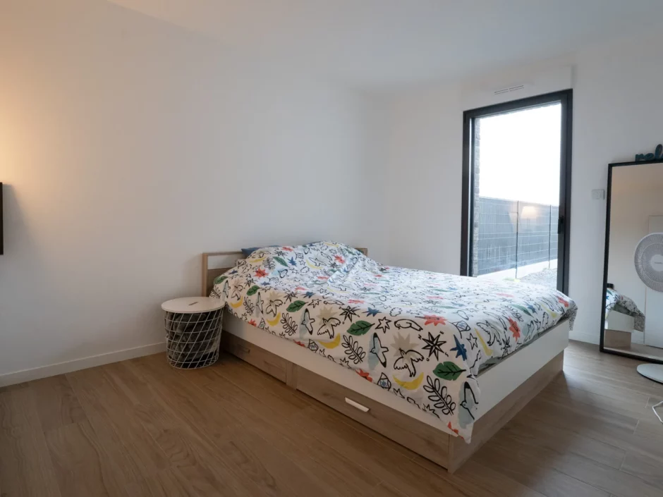 Chambre avec fenêtre sur le jardin