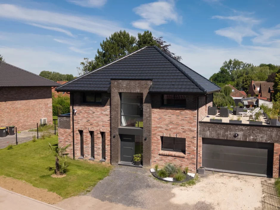 Vue aérienne de la façade avec garage attenant